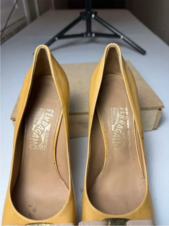 Salvatore Ferragamo Yellow
Patent Vara
Bow Peep Toe Platform Pumps Sz
6.5 - Picture 10 of 13